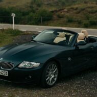 Atención coleccionistas: BMW anuncia una versión exclusiva del emblemático BMW Z4 y solo llegarán 10 unidades a España BMW Z4 de primera generación descapotado estacionado junto a una carretera de montaña.