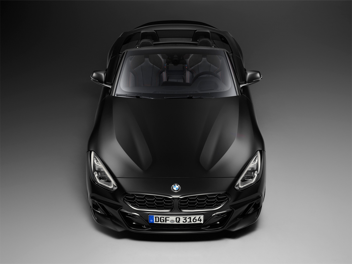 Vista frontal del BMW Z4 Final Edition en color Frozen Matt Black.