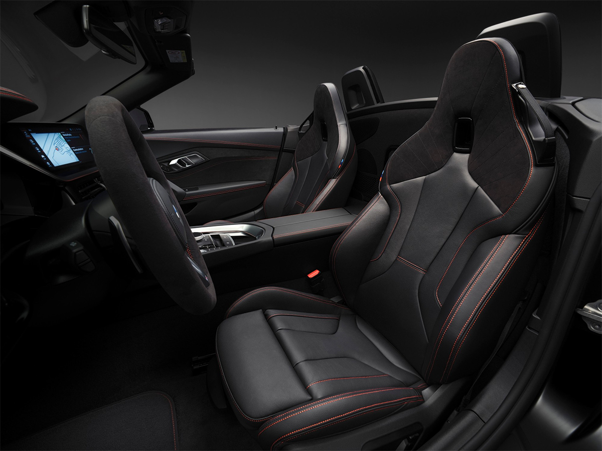 Interior del BMW Z4 Final Edition con asientos M Sport y costuras rojas en contraste.