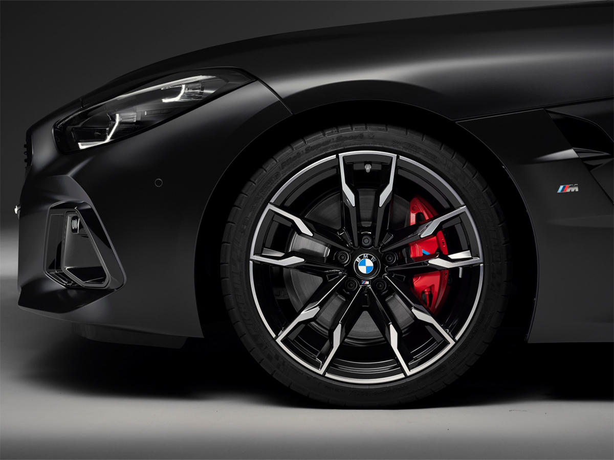 Detalle de la llanta del BMW Z4 Final Edition con freno M Sport en color rojo.