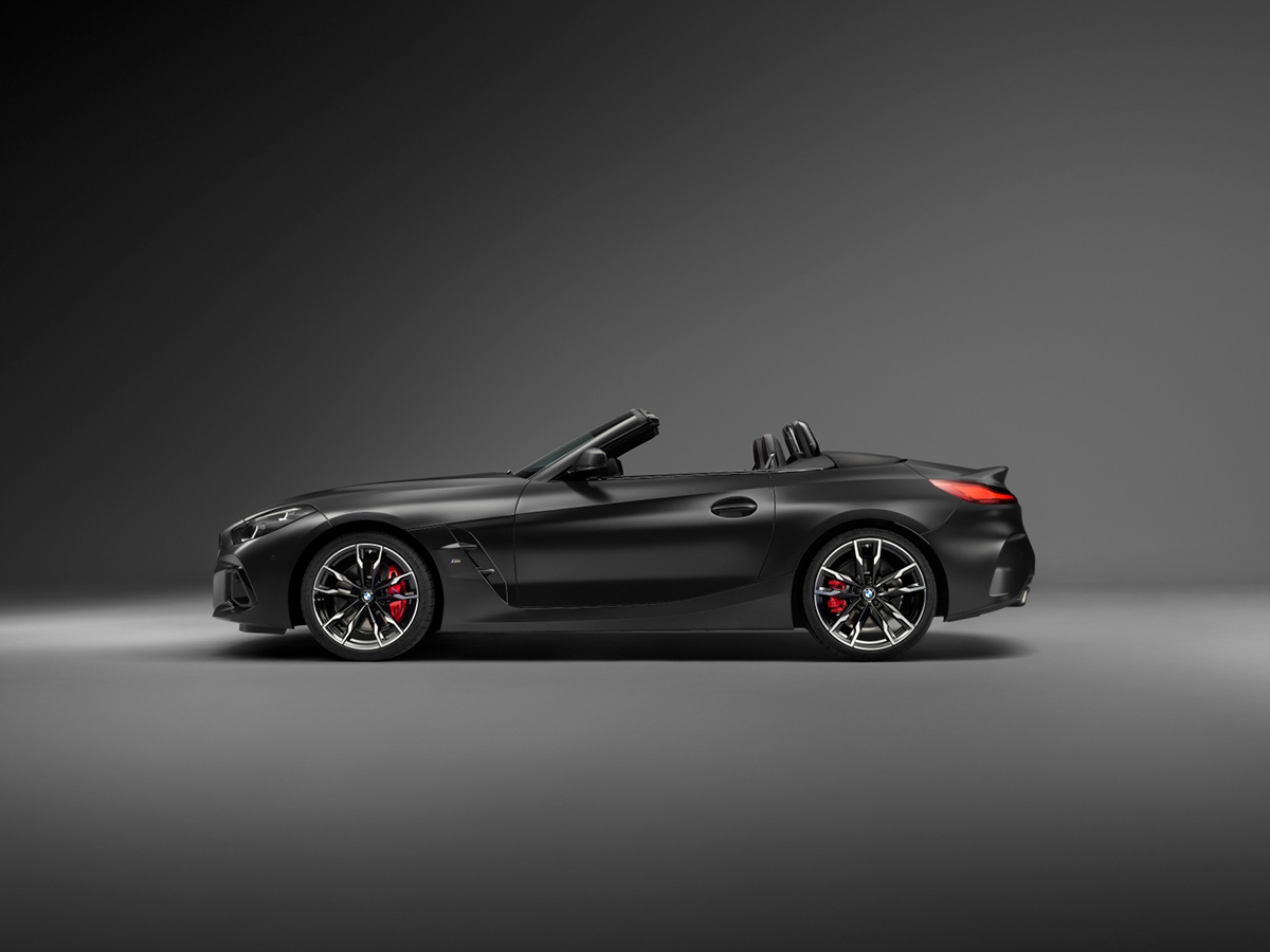Perfil lateral del BMW Z4 Final Edition descapotado en color Frozen Matt Black.
