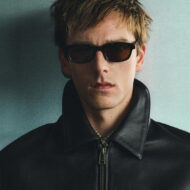 La bomber de piel chocolate de Zara que subirá el nivel de tus looks este invierno 2025 Hombre con cazadora bomber de piel chocolate Aaron Levine x Zara en primer plano