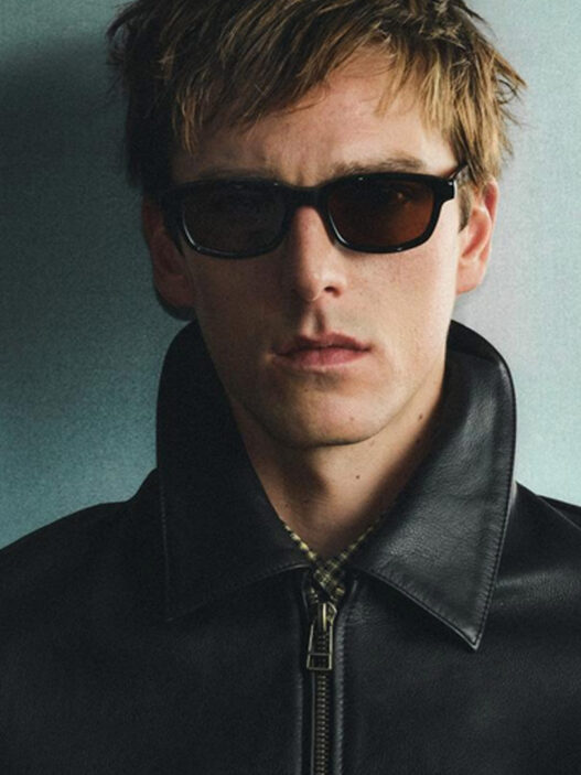 Hombre con cazadora bomber de piel chocolate Aaron Levine x Zara en primer plano