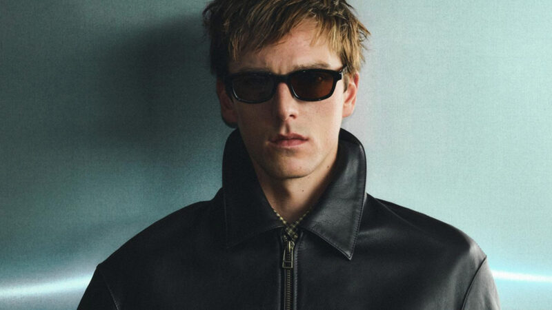 Hombre con cazadora bomber de piel chocolate Aaron Levine x Zara en primer plano