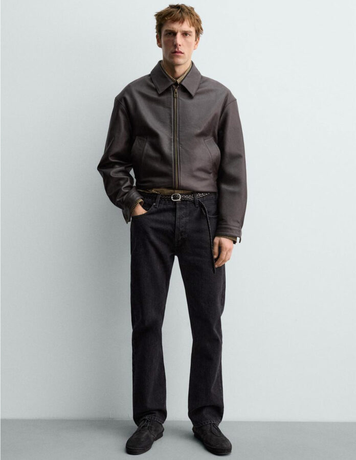 Cazadora bomber de piel chocolate Aaron Levine x Zara combinada con vaqueros negros