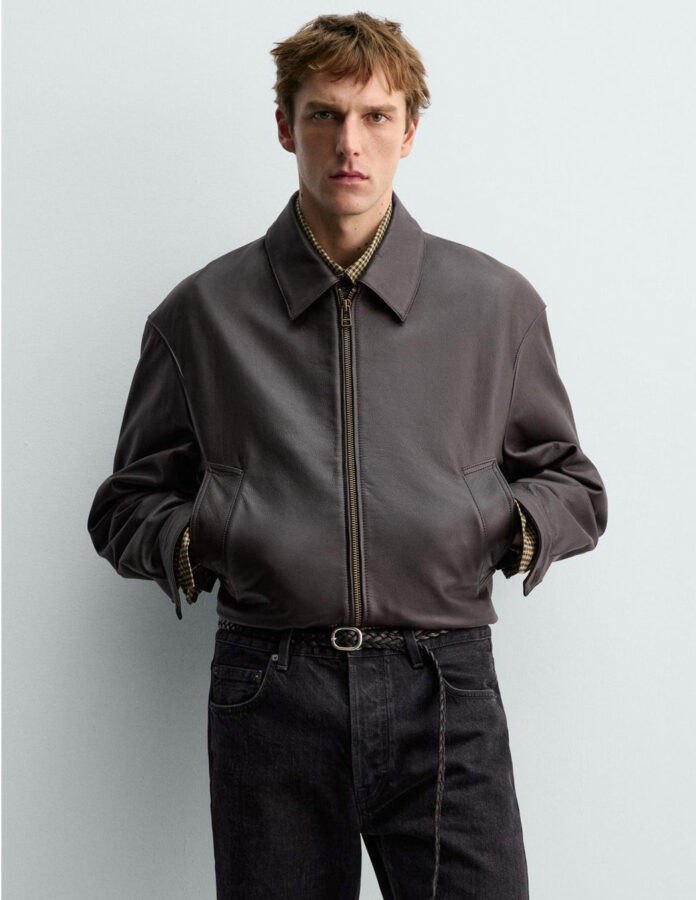 Cazadora bomber de piel chocolate de Zara con cierre de cremallera y bolsillos de vivo