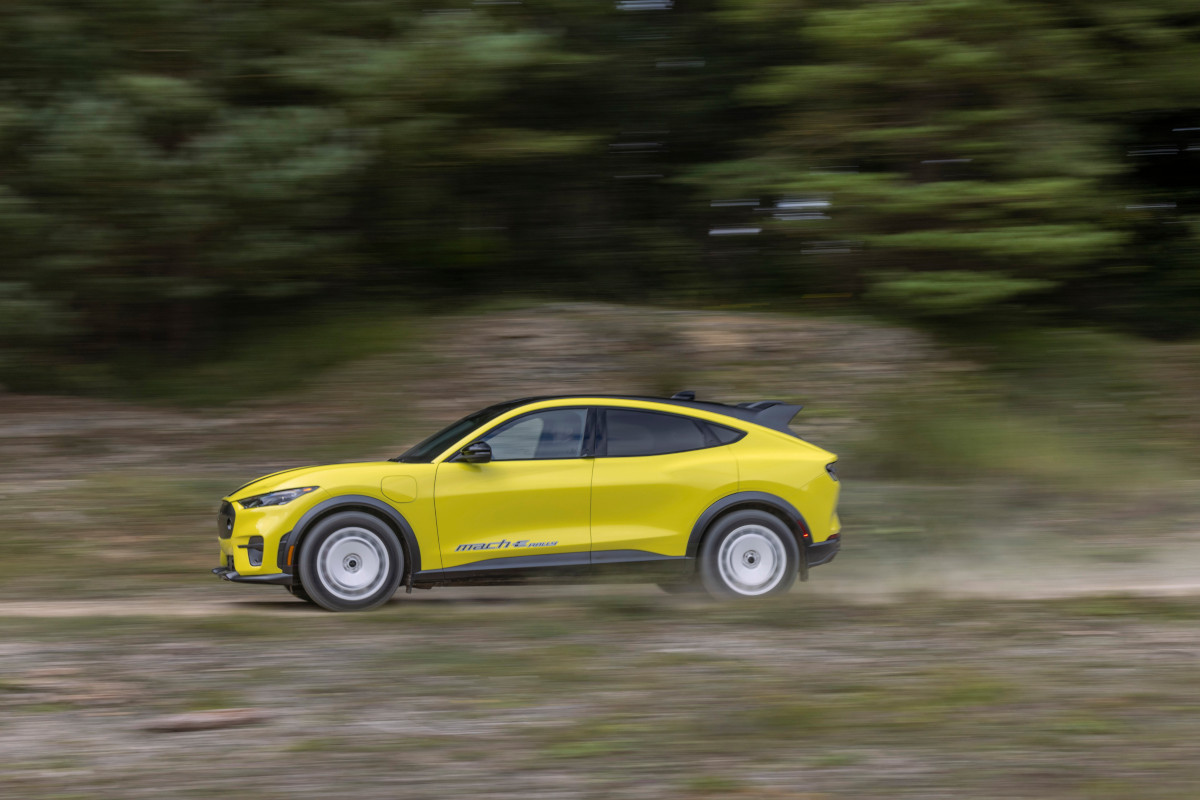 Ford Mustang Mach-E Rally amarillo en conducción dinámica, eléctrico enfocado a sensaciones y respuesta deportiva