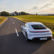 Los coches eléctricos no tienen marchas, pero eso está a punto de cambiar y te contamos el motivo Porsche Taycan blanco circulando por carretera, ejemplo de eléctrico que prioriza prestaciones sin cambio manual