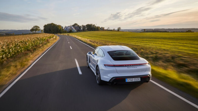 Porsche Taycan blanco circulando por carretera, ejemplo de eléctrico que prioriza prestaciones sin cambio manual