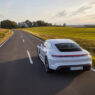 Porsche Taycan blanco circulando por carretera, ejemplo de eléctrico que prioriza prestaciones sin cambio manual