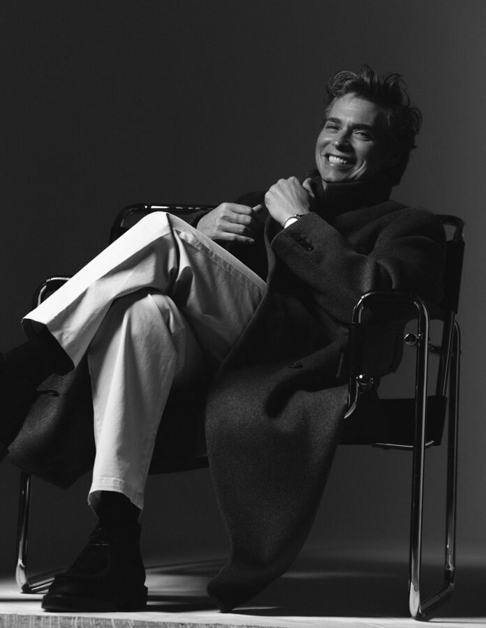 El cantante venezolano Carlos baute posa sentado en una silla vestido muy elegante en una sesión de fotos para la revista Rísbel Magazine.