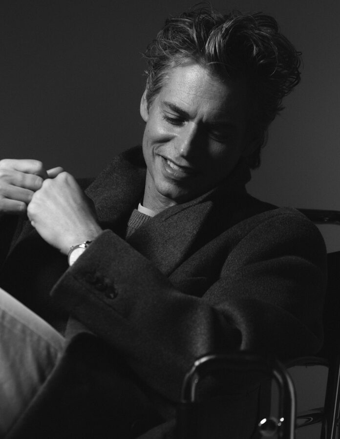 El cantante venezolano Carlos baute posa sentado en una silla vestido muy elegante en una sesión de fotos para la revista Rísbel Magazine.