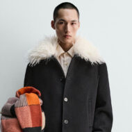 El chaquetón corto de Harry Lambert para Zara x Disney que los que saben de moda van a agotar sin pensárselo esta Navidad Chaquetón Corto Combinado Harry Lambert For Zara X Disney