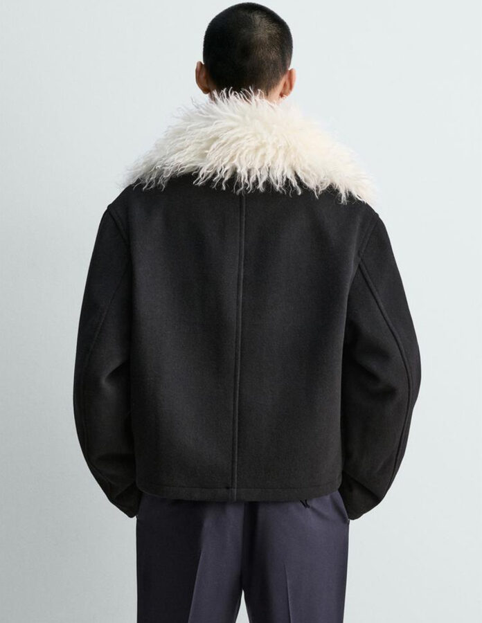 Vista trasera del chaquetón corto de Harry Lambert para Zara x Disney con cuello efecto pelo