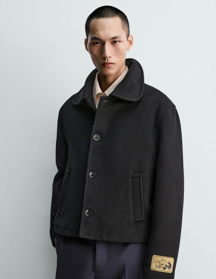 Chaquetón corto negro de Harry Lambert for Zara x Disney sin modelo, detalle del cuello efecto pelo