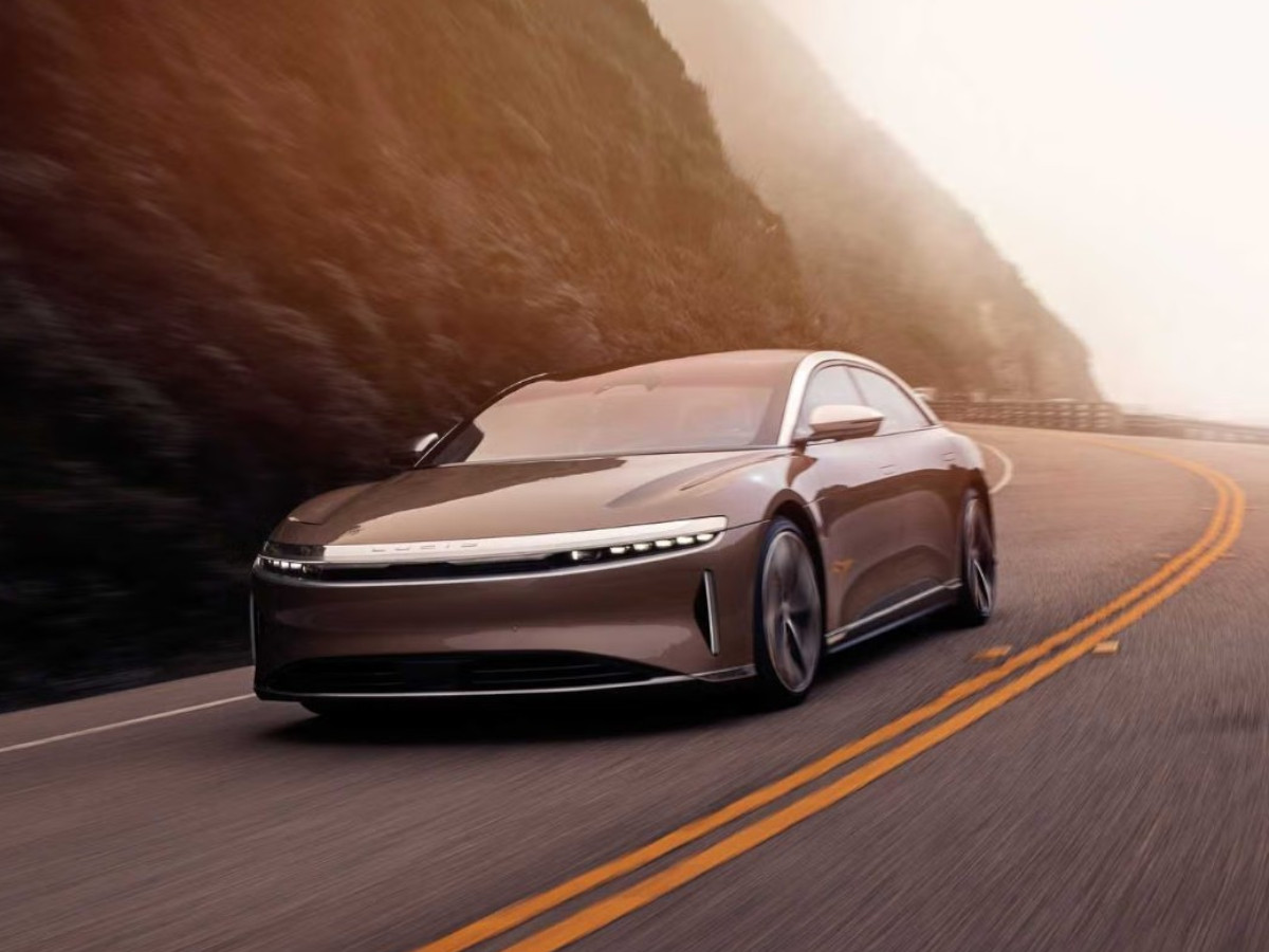 Coche eléctrico Lucid Air circulando por una carretera
