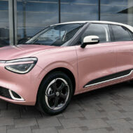 Cuesta 15.585 € y llega en color rosa: así es el eléctrico chino con 340 km de autonomía que quiere conquistar las ciudades españolas Dongfeng BOX Champagne Rosé aparcado frente a un concesionario