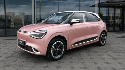 Dongfeng BOX Champagne Rosé aparcado frente a un concesionario