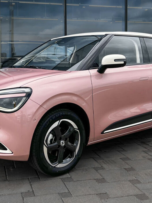 Dongfeng BOX Champagne Rosé aparcado frente a un concesionario