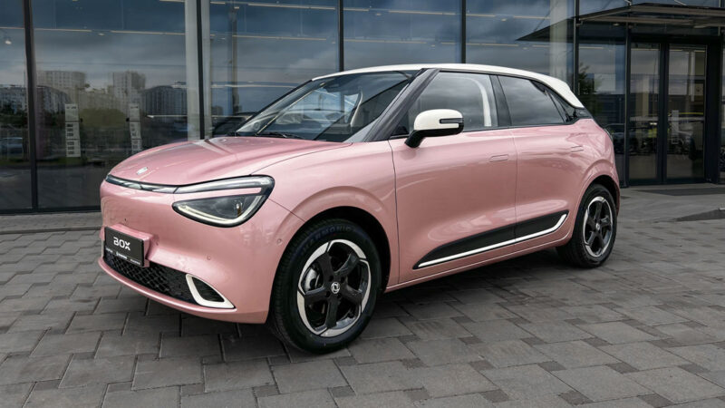Dongfeng BOX Champagne Rosé aparcado frente a un concesionario