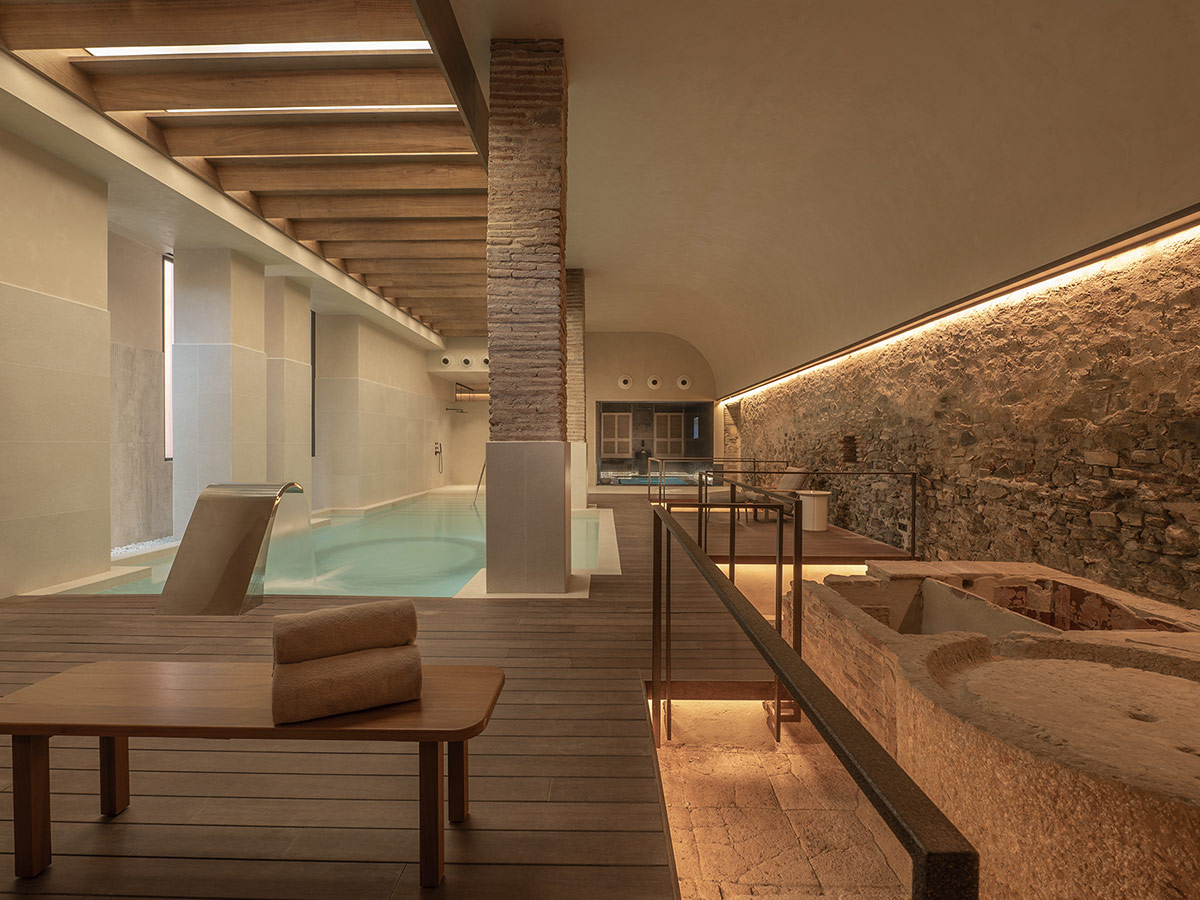 Spa del Gran Hotel Mas d’en Bruno con piscina climatizada y muros originales del antiguo lagar