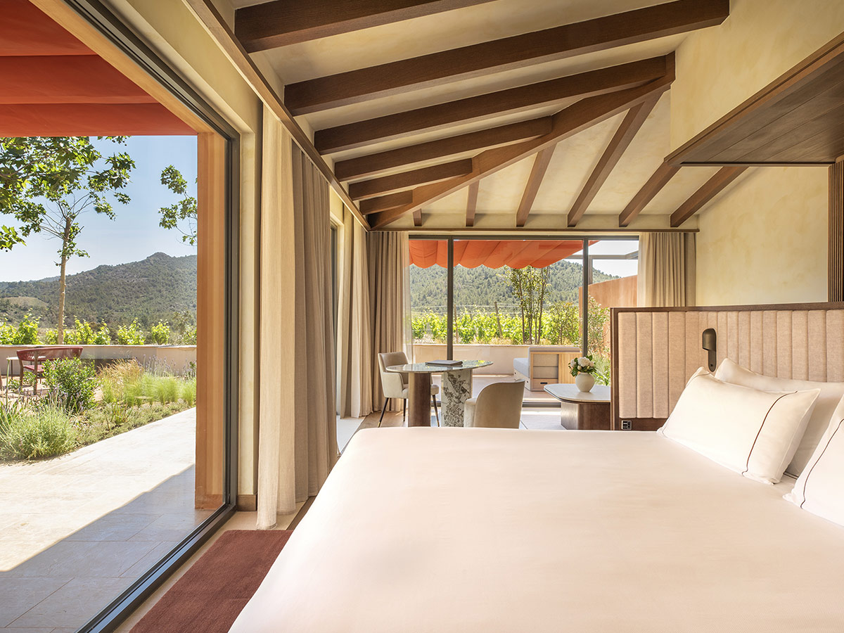 Suite del Gran Hotel Mas d’en Bruno con terraza y vistas a los viñedos