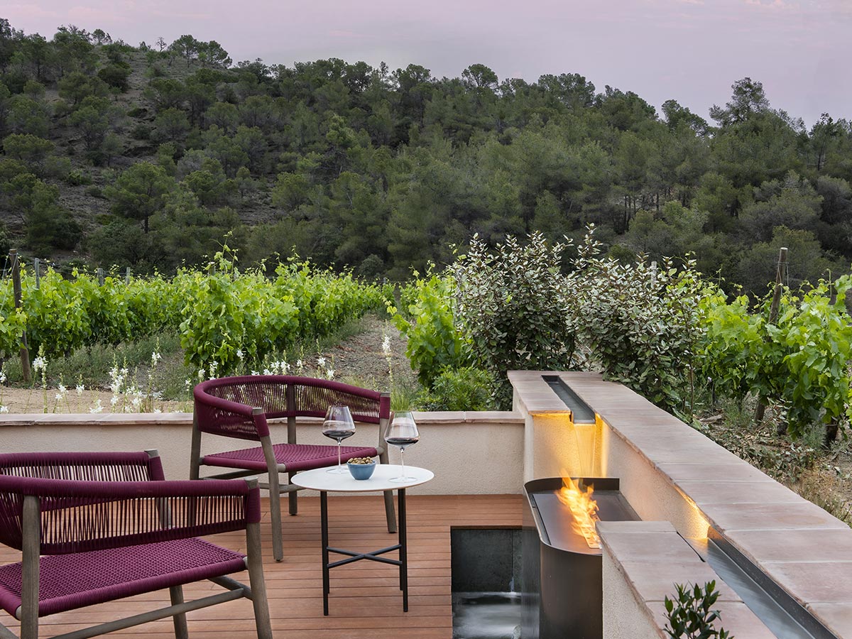 Terraza del Tarraco & Pool Bar con vino y vistas a los viñedos del Priorat