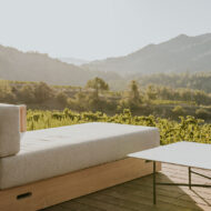 Así se vive la Navidad en el paraíso del Priorat que solo los amantes del vino conocen: alta gastronomía, spa y un paisaje único Terraza con vistas a los viñedos del Priorat en el Gran Hotel Mas d’en Bruno