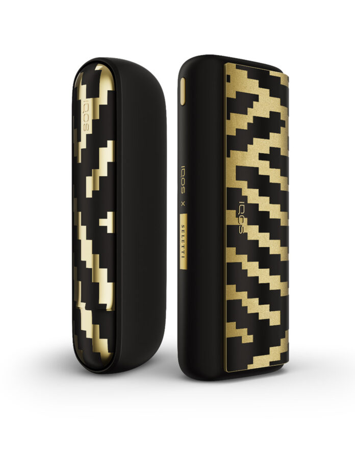IQOS ILUMA i x Seletti edición limitada en negro y dorado con patrón zigzag característico de la firma italiana