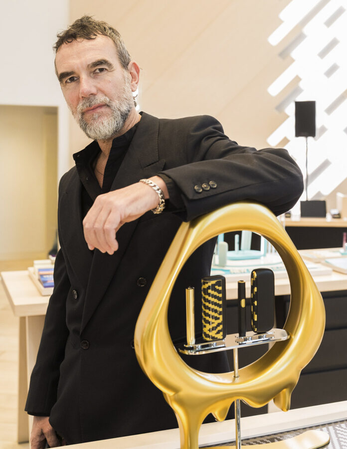 Stefano Seletti presenta la edición limitada IQOS ILUMA i x Seletti durante su lanzamiento en Madrid