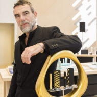 IQOS ILUMA i x Seletti: diseño italiano, detalles ocultos y una edición limitada pensada para quedarse Dispositivos IQOS ILUMA i x Seletti expuestos en soporte escultórico dorado durante el evento de lanzamiento