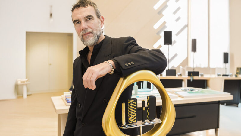 Dispositivos IQOS ILUMA i x Seletti expuestos en soporte escultórico dorado durante el evento de lanzamiento