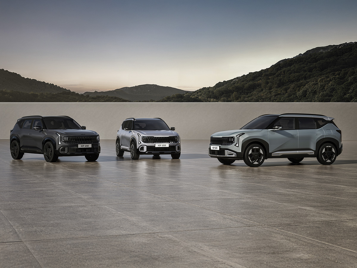 Kia Seltos 2025 en tres versiones de color con diseño SUV subcompacto