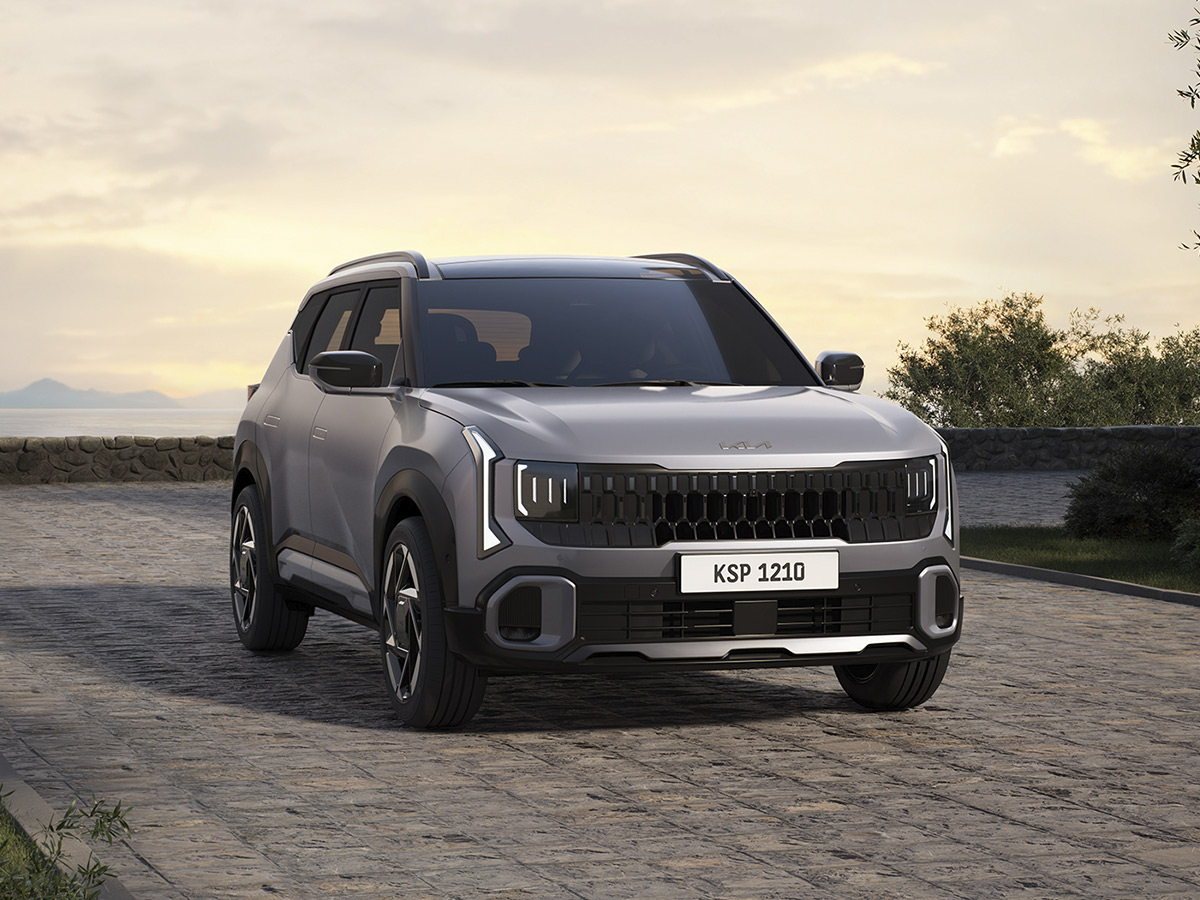 Frontal del Kia Seltos 2025 con nueva parrilla e iluminación vertical LED