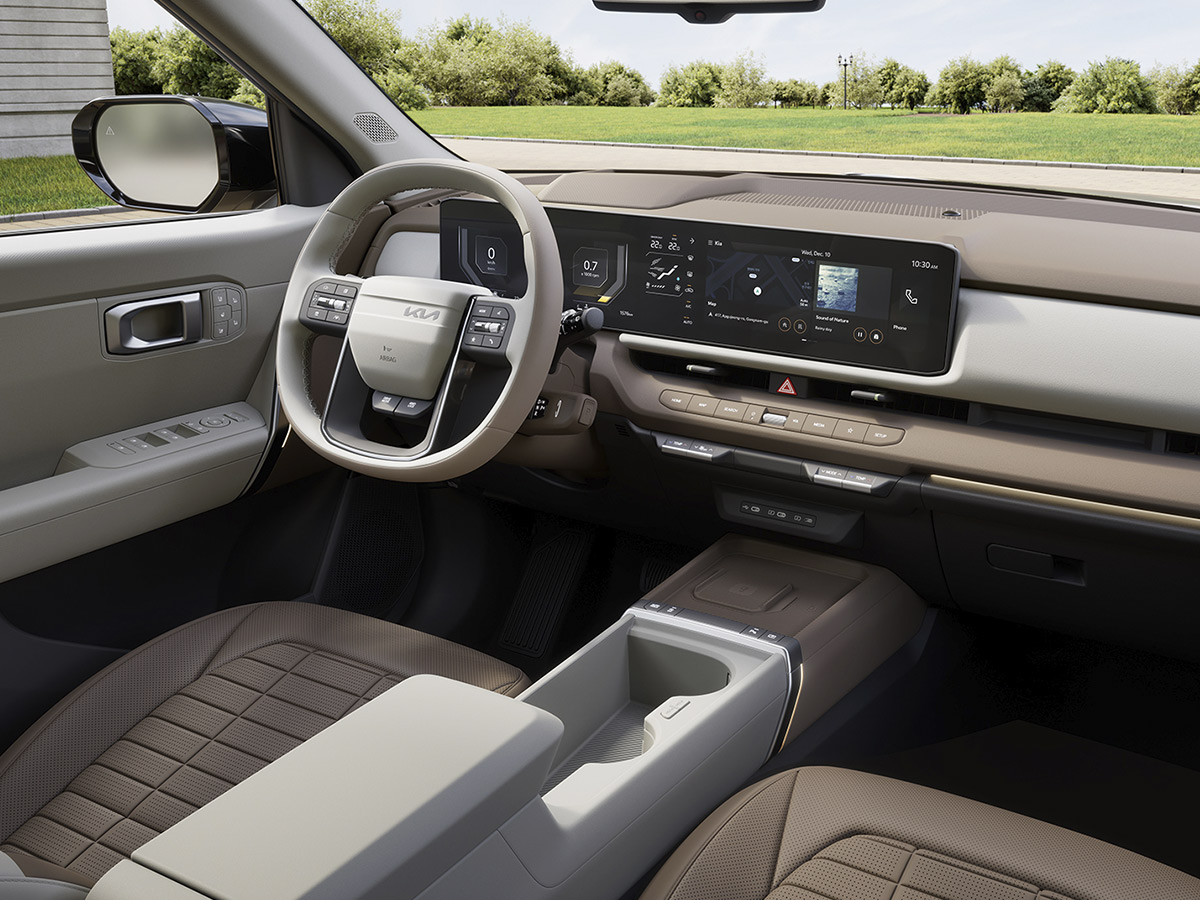 Interior del Kia Seltos con puesto de conducción digital y doble pantalla panorámica