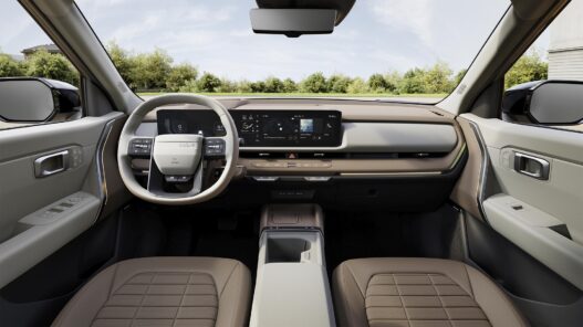 Salpicadero del Kia Seltos con diseño horizontal y pantallas integradas