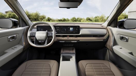 Salpicadero del Kia Seltos con diseño horizontal y pantallas integradas