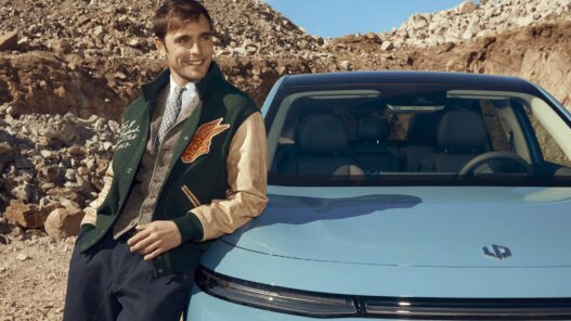 El modelo Antonio Lomar posa para la revista masculina Rísbel Magazine con el coche Leapmotor B10