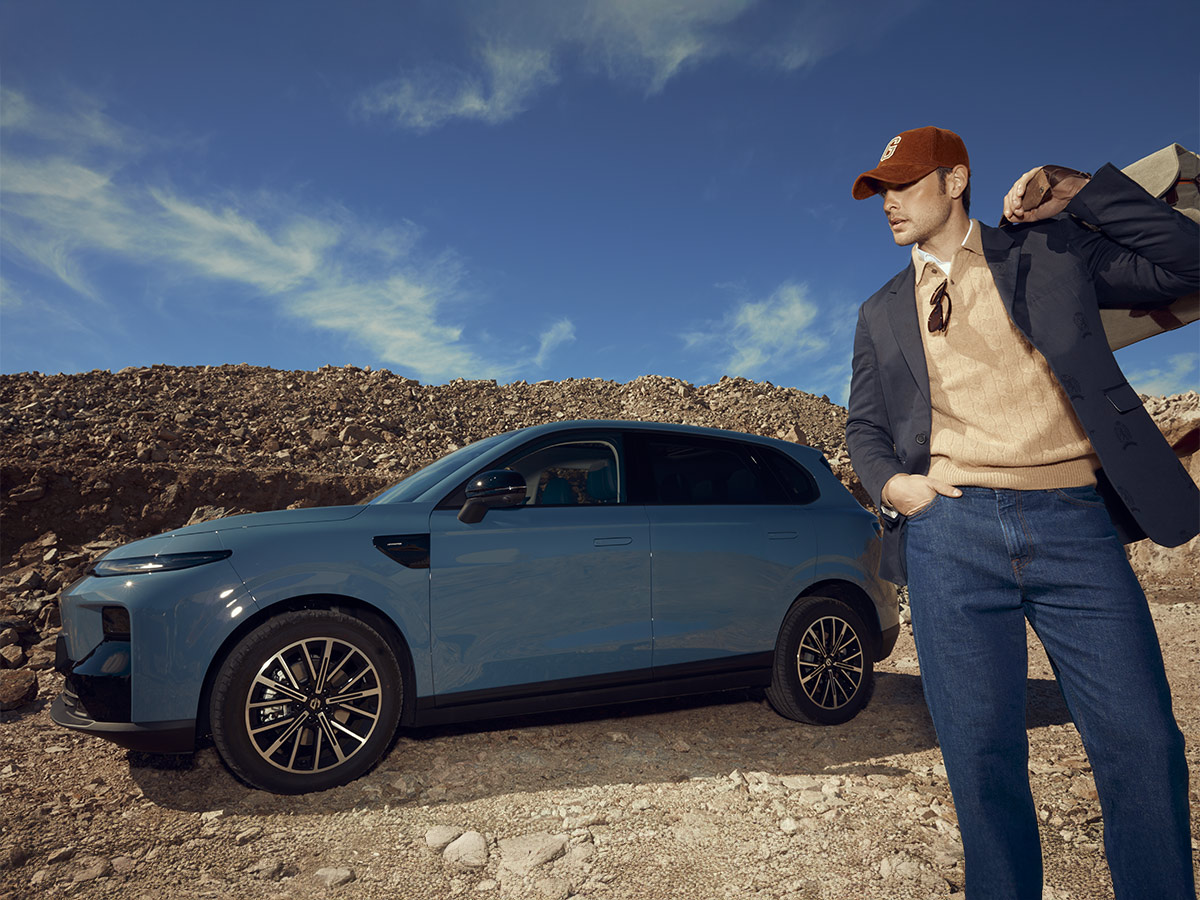 Leapmotor B10 producción exterior Rísbel Magazine con el modelo Antonio Lomar