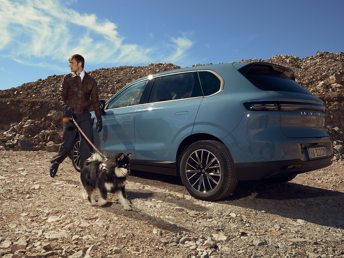 Leapmotor B10 producción exterior Rísbel Magazine con el modelo Antonio Lomar