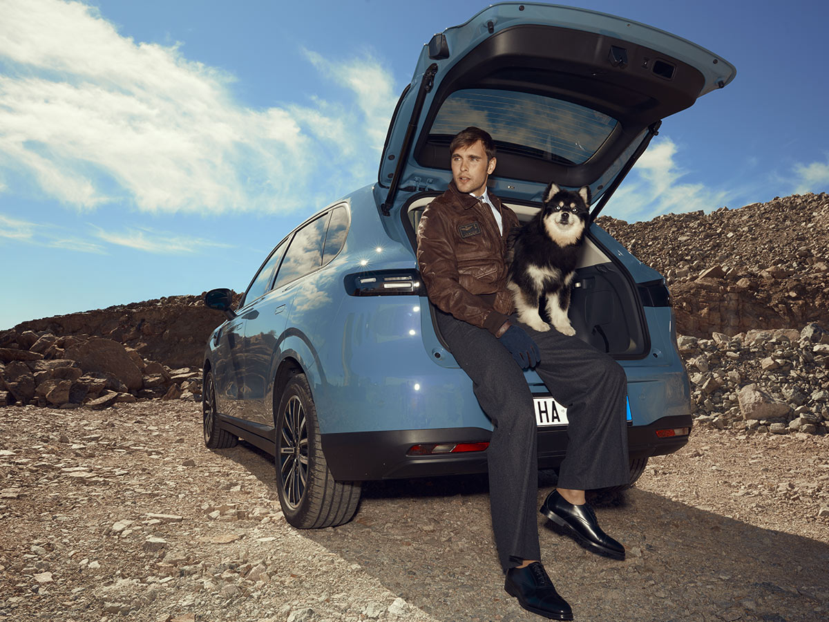 Leapmotor B10 producción exterior Rísbel Magazine con el modelo Antonio Lomar