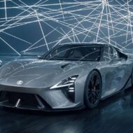 Lexus LFA Concept visto desde el frontal en un estudio con líneas de luz, mostrando su diseño deportivo eléctrico.