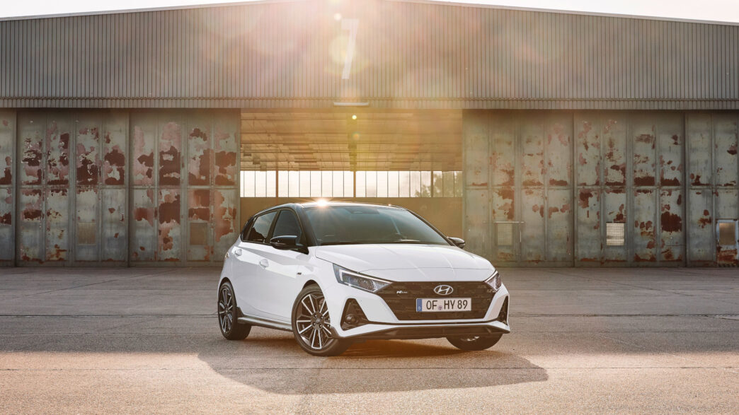 El Hyundai i20 en color blanco, un coche híbrido con buena autonomía eléctrica del 2025