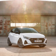 Los 10 coches híbridos más baratos que puedes comprar hoy en España El Hyundai i20 en color blanco, un coche híbrido con buena autonomía eléctrica del 2025