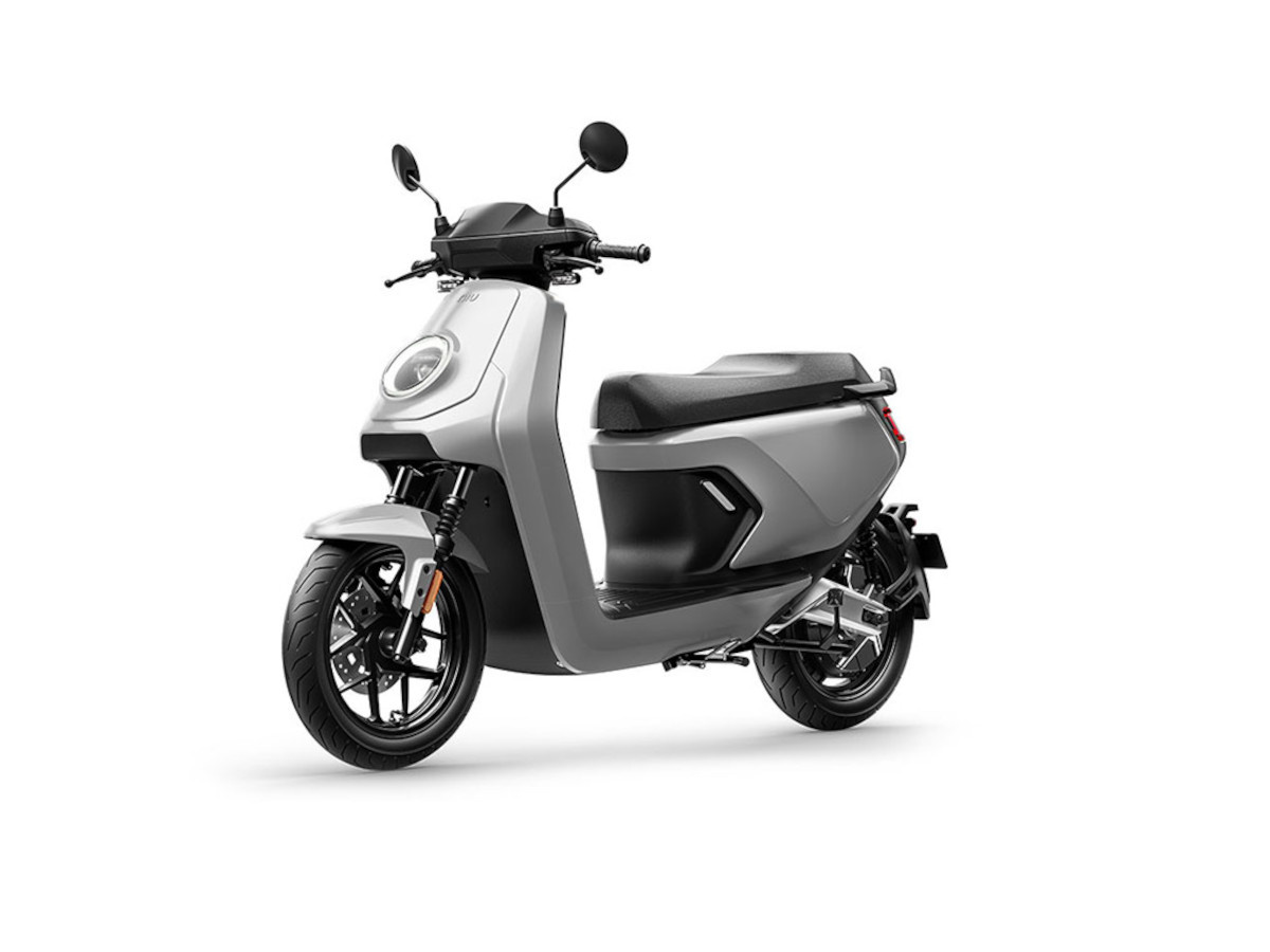Scooter eléctrico NIU MQi GT Evo en color gris, vista lateral derecha.