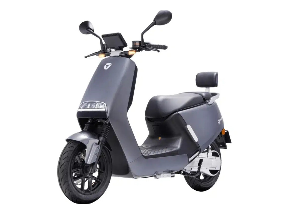 Scooter Yadea G5 Pro en color gris, en posición estática.