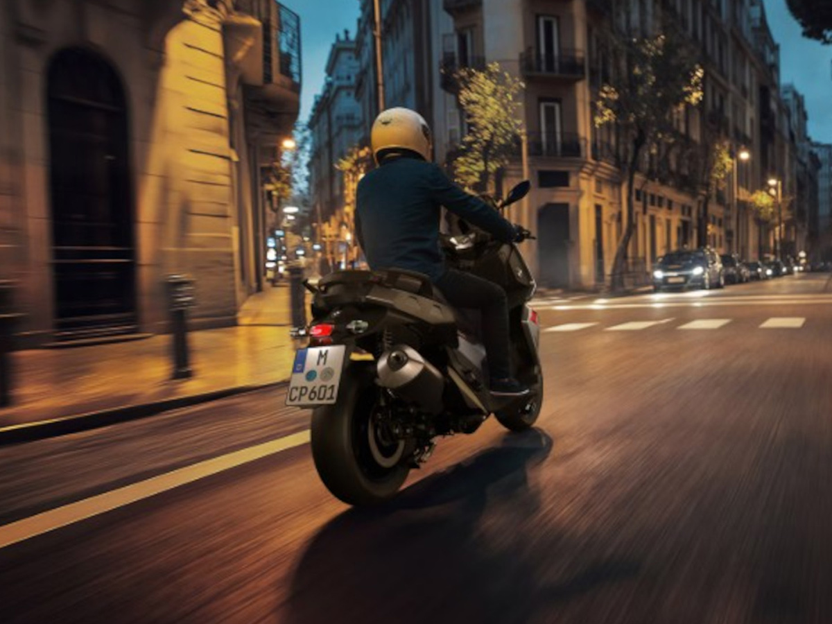 hombre moviéndose por la ciudad en una Scooter