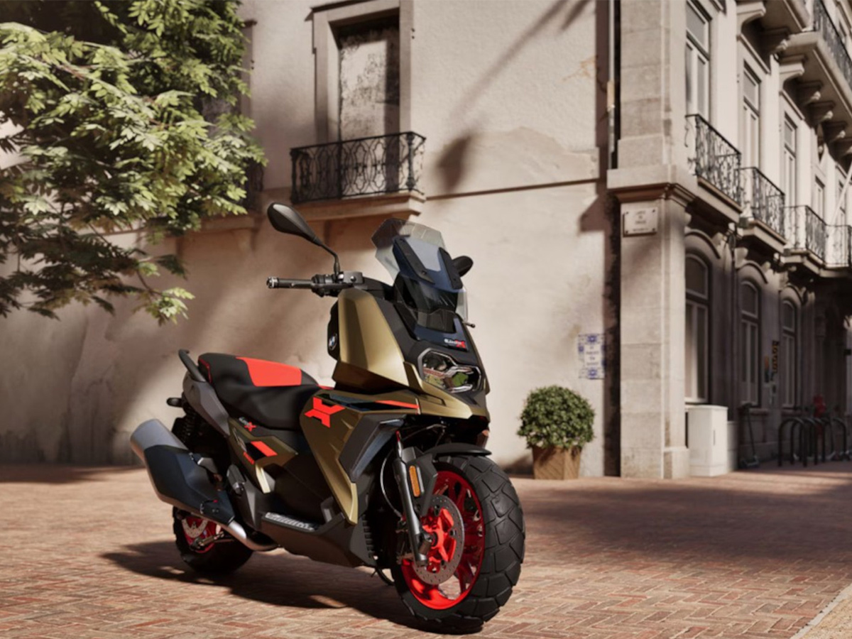 Scooter aparcada en una plaza en el centro de la ciudad