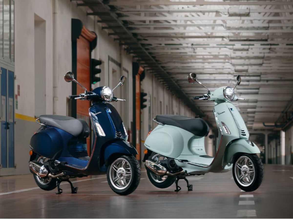 Vespa Primavera 150 azul y verde, una de las scooters con la mejor relación calidad-precio del 2025.