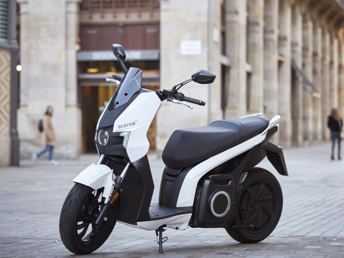 Silence S01 blanco aparcado en una calle urbana.